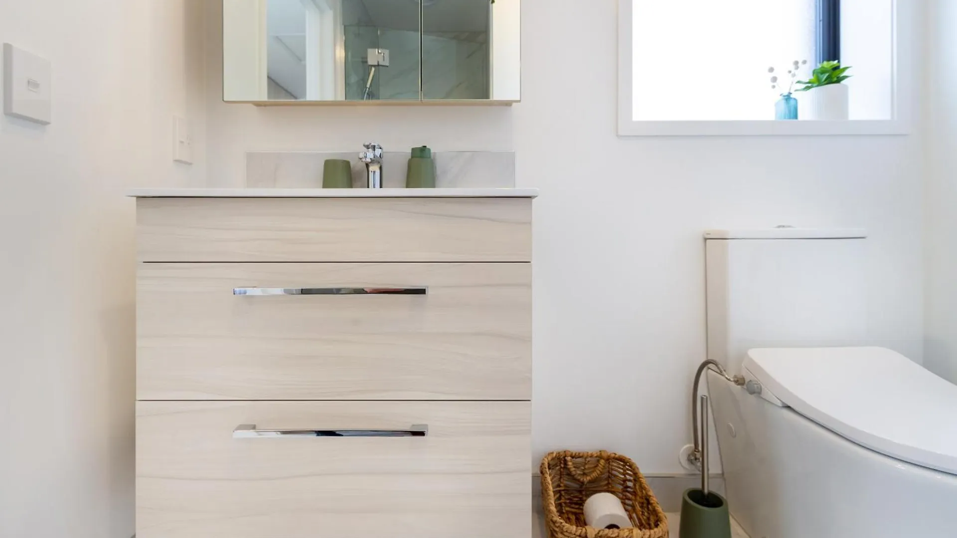 Upper Studio Perfection: 8 Wilmer St. Gem Christchurch