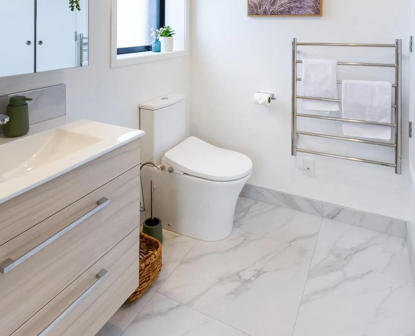 Upper Studio Perfection: 8 Wilmer St. Gem Christchurch