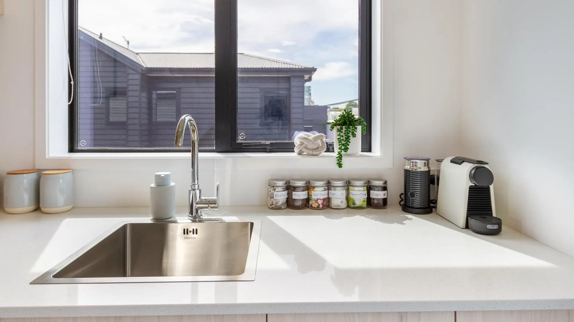 Upper Studio Perfection: 8 Wilmer St. Gem Christchurch Apartment