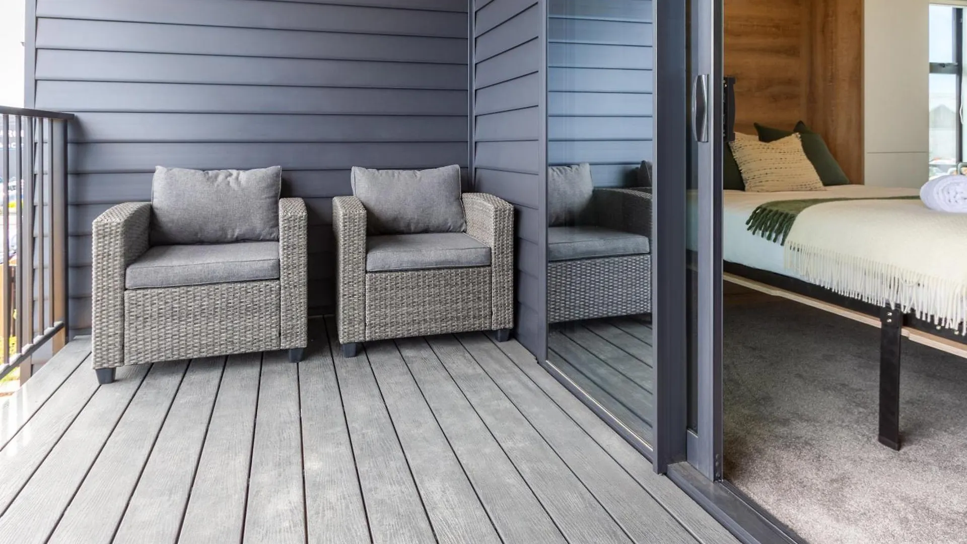 Apartment Upper Studio Perfection: 8 Wilmer St. Gem Christchurch New Zealand